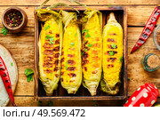 Tasty grilled corn on retro wooden table,summer food. Grilled corn cobs. Стоковое фото, агентство Ingram Publishing / Фотобанк Лори