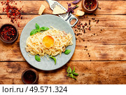 Traditional italian dish spaghetti carbonara with bacon.Dish of spaghetti alla carbonara. Homemade pasta carbonara. Стоковое фото, агентство Ingram Publishing / Фотобанк Лори