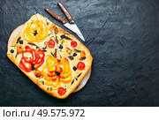Fresh baked focaccia bread.Italian focaccia with bell pepper,tomatoes and basil. Italian focaccia bread. Стоковое фото, агентство Ingram Publishing / Фотобанк Лори