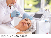RF lifting and deep hydration for facial skin on young woman in clinic. Стоковое фото, фотограф Яков Филимонов / Фотобанк Лори