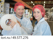 portrait of hardware worker choosing labelling. Стоковое фото, агентство Ingram Publishing / Фотобанк Лори