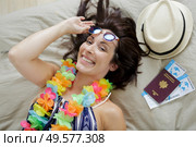 happy woman wearing sunglasses lying on the bed. Стоковое фото, агентство Ingram Publishing / Фотобанк Лори