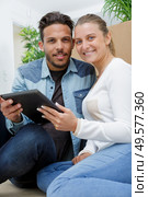 happy new flat owners with tablet. Стоковое фото, агентство Ingram Publishing / Фотобанк Лори