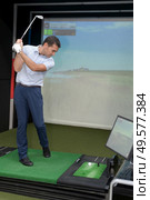 man playing golf video-game. Стоковое фото, агентство Ingram Publishing / Фотобанк Лори