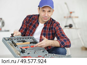 man worker displaying his workplace and tools. Стоковое фото, агентство Ingram Publishing / Фотобанк Лори