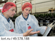 winemaker and assistant examining sample of wine. Стоковое фото, агентство Ingram Publishing / Фотобанк Лори