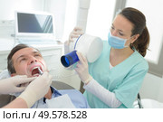 dentists doing an x-ray scan dental clinic office. Стоковое фото, агентство Ingram Publishing / Фотобанк Лори