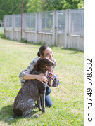 dedicated girl training dog in kennel. Стоковое фото, агентство Ingram Publishing / Фотобанк Лори