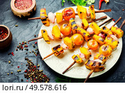 Grilled veggie skewers with pumpkin,cherry tomatoes and onions. Grilled pumpkin on a skewer. Стоковое фото, агентство Ingram Publishing / Фотобанк Лори