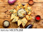 Babaganush or eggplant caviar from baked eggplant.Eggplant baba ganoush with flat bread. Baba ganoush,middle eastern cuisine. Стоковое фото, агентство Ingram Publishing / Фотобанк Лори