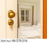 Open door to bedroom with white beds. Open door to bedroom. Стоковое фото, агентство Ingram Publishing / Фотобанк Лори