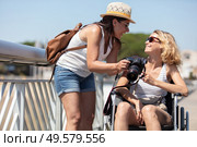 smiling woman pushed through a park in a wheelchair. Стоковое фото, агентство Ingram Publishing / Фотобанк Лори