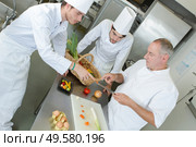 chef supervising trainees cooking. Стоковое фото, агентство Ingram Publishing / Фотобанк Лори
