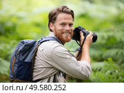man photographer holding dslr camera. Стоковое фото, агентство Ingram Publishing / Фотобанк Лори