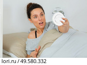 shocked young woman waking up with alarm. Стоковое фото, агентство Ingram Publishing / Фотобанк Лори