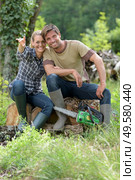 happy couple working with a chainsaw in the forest. Стоковое фото, агентство Ingram Publishing / Фотобанк Лори