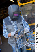 portrait of a man using welder. Стоковое фото, агентство Ingram Publishing / Фотобанк Лори