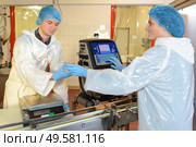 two workers on a food factory production line. Стоковое фото, агентство Ingram Publishing / Фотобанк Лори