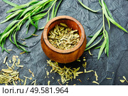 Raw and dry tarragon spice.Tarragon or Artemisia dracunculus. Estragon fresh and dried. Стоковое фото, агентство Ingram Publishing / Фотобанк Лори