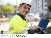 happy architect holding laptop outdoor. Стоковое фото, агентство Ingram Publishing / Фотобанк Лори