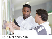 equipe de peintre pendant une renovation. Стоковое фото, агентство Ingram Publishing / Фотобанк Лори