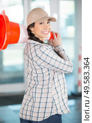female worker holding a cones. Стоковое фото, агентство Ingram Publishing / Фотобанк Лори