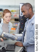 supervisor talking with storage worker in storehouse. Стоковое фото, агентство Ingram Publishing / Фотобанк Лори