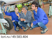 People looking at underside of aircraft. Стоковое фото, агентство Ingram Publishing / Фотобанк Лори
