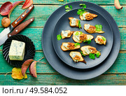 Dry pear,blue cheese and walnut appetizer.Sliced dried pear pieces. Blue cheese with dried pears and walnuts. Стоковое фото, агентство Ingram Publishing / Фотобанк Лори