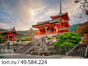 Sanjunoto pagoda and Kiyomizu-dera Temple in the autumn season, Kyoto, Japan. Sanjunoto pagoda and Kiyomizu-dera Temple in the autumn season, Kyoto. Стоковое фото, агентство Ingram Publishing / Фотобанк Лори
