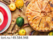 Tasty homemade apple pie on wooden table. Traditional apple pie. Стоковое фото, агентство Ingram Publishing / Фотобанк Лори
