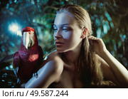 Sensual woman with a colorful ara parrot. Стоковое фото, агентство Ingram Publishing / Фотобанк Лори