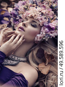 Portrait of a beautiful woman wearing a magnificent chaplet. Стоковое фото, агентство Ingram Publishing / Фотобанк Лори