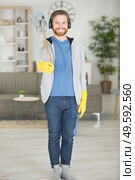 man standing to attention with a mop on his shoulder. Стоковое фото, агентство Ingram Publishing / Фотобанк Лори