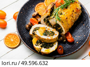 Turkey meatloaf with spinach and mushrooms.Meat roll with kumquat and orange sauce.. Turkey meatloaf stuffed with herbs. Стоковое фото, агентство Ingram Publishing / Фотобанк Лори