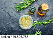 Essential oil bottle with fresh rosemary.Herbal medicine. Rosemary extract in herbal medicine. Стоковое фото, агентство Ingram Publishing / Фотобанк Лори