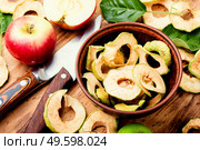 Apple chips on rustic wooden background.Healthy sweet snack. Apple chips with fresh apples. Стоковое фото, агентство Ingram Publishing / Фотобанк Лори