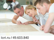 carpenter learning during measuring apprenticeships lesson. Стоковое фото, агентство Ingram Publishing / Фотобанк Лори