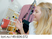 woman is buying homemade earrings. Стоковое фото, агентство Ingram Publishing / Фотобанк Лори