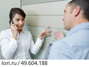customer picking a wooden plank color. Стоковое фото, агентство Ingram Publishing / Фотобанк Лори