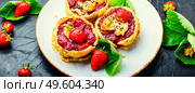 Delicious tartlets with berry jam.Cake with strawberries.Long banner. Summer biscuit with strawberries. Стоковое фото, агентство Ingram Publishing / Фотобанк Лори