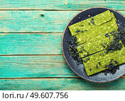 Seafood multi snack from kelp and spirulina. Algae chips. Vegan food.. Kelp and spirulina chips, vegetarian. Стоковое фото, агентство Ingram Publishing / Фотобанк Лори