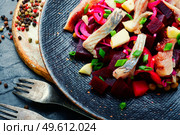 Salad with herring,beets,onions and green peas.Traditional russian salad. Appetizing herring salad. Стоковое фото, агентство Ingram Publishing / Фотобанк Лори