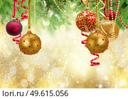 Red and golden christmas balls garland and evergreen fir tree on glowing golden background. Red christmas balls. Стоковое фото, агентство Ingram Publishing / Фотобанк Лори