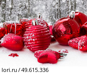 red christmas balls in snowed  winter forest. red christmas balls in snowed forest. Стоковое фото, агентство Ingram Publishing / Фотобанк Лори