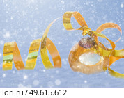 golden chrismas ball with bow in snow background. golden chrismas ball in snow. Стоковое фото, агентство Ingram Publishing / Фотобанк Лори