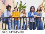 Multiracial group of young people talking together in the street. Students socializing.. Multiracial group of young people talking together in the street. Стоковое фото, агентство Ingram Publishing / Фотобанк Лори