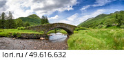 Panoramic view of Butter Bridge over Kinglas Water in the Loch Lomond National Park,Scotland. Стоковое фото, агентство Ingram Publishing / Фотобанк Лори