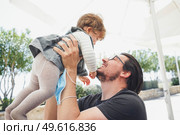 Father and daughter spending good time together in summer vacation. Стоковое фото, агентство Ingram Publishing / Фотобанк Лори