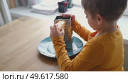 6 years old boy cooking pizza in the kitchen. Child rolling up the dough, adding cheese, tomatoes and smear sauce the base. Preschool kid making homemade pizza. Cooking class, culinary. Little baker. Стоковое видео, видеограф Марина Демидюк / Фотобанк Лори